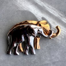 画像4: 英国ヴィンテージ　寄り添うふたつの象ブローチ — ゴールドとシルバーが紡ぐ、お守りのような一歩  (4)