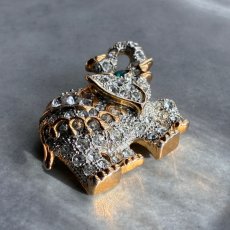 画像4: 英国ヴィンテージブローチ｜エメラルドの瞳が輝く幸運のクリスタルの象ブローチ (4)