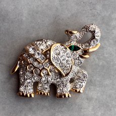 画像3: 英国ヴィンテージブローチ｜エメラルドの瞳が輝く幸運のクリスタルの象ブローチ (3)