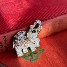 画像1: 英国ヴィンテージブローチ｜エメラルドの瞳が輝く幸運のクリスタルの象ブローチ (1)