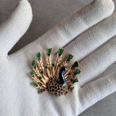 画像8: 英国ヴィンテージブローチ｜光を纏い、誇りを広げる孔雀のブローチ (8)
