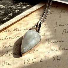 画像1: 〈925刻印〉ティアドロップムーンストーン｜月光を宿すスターリングシルバーアンティークネックレス (1)