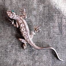 画像4: 英国ヴィンテージブローチ　きらめくクリスタルと緑の瞳のトカゲブローチ (4)