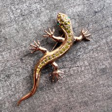 画像4: 英国ヴィンテージ 光を走る翡翠色のトカゲブローチ (4)