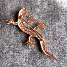 画像6: 英国ヴィンテージ 光を走る翡翠色のトカゲブローチ (6)