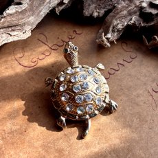 画像2: 静かな幸運を運ぶ＊英国ヴィンテージ亀クリスタルブローチ (2)