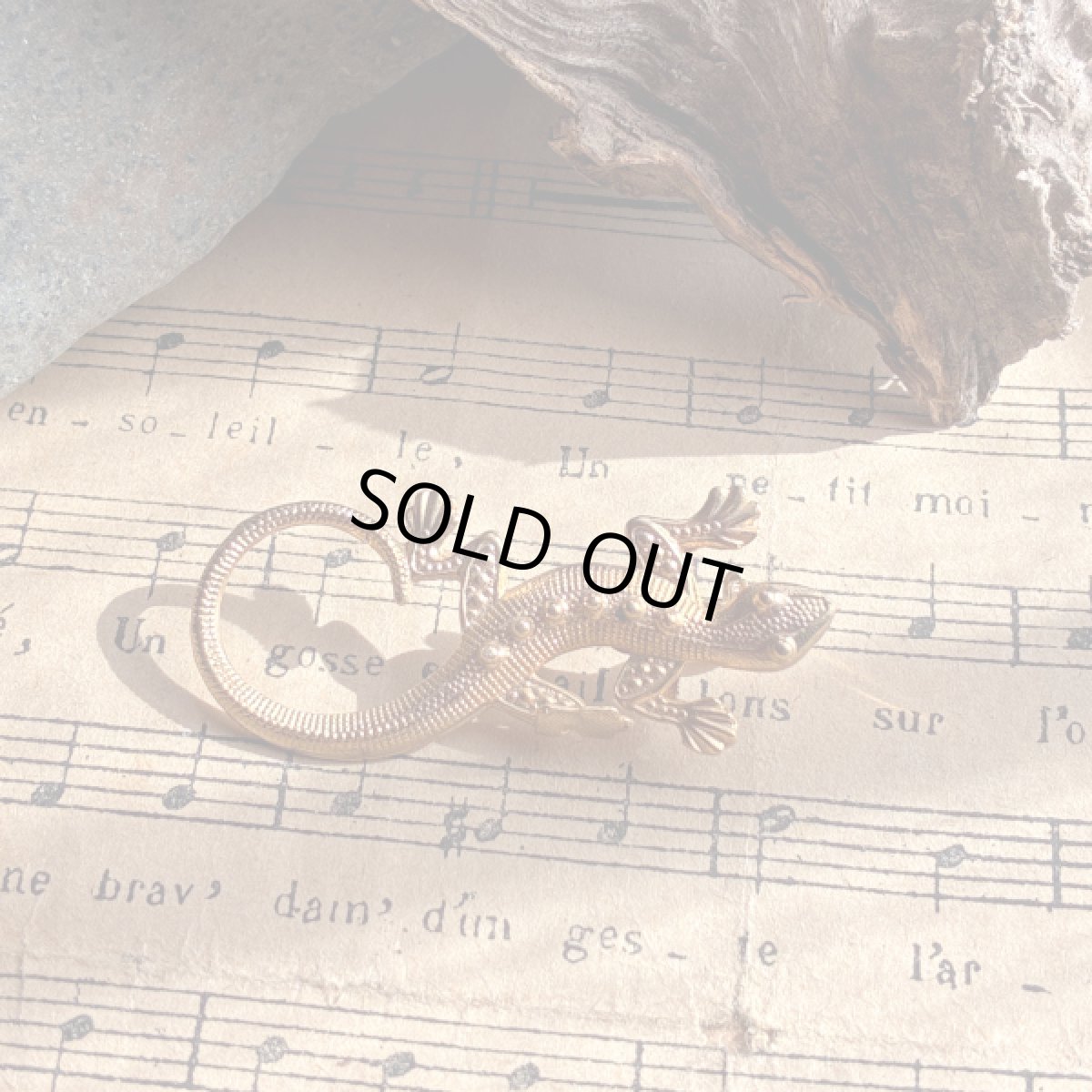 画像3: 英国ヴィンテージ光をまとう小さなトカゲのブローチ (3)