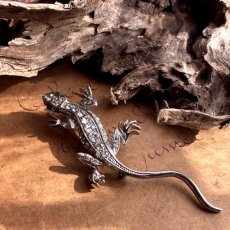 画像3: 英国ヴィンテージブローチ　きらめくクリスタルと緑の瞳のトカゲブローチ (3)