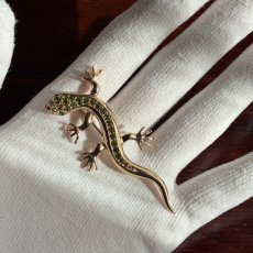 画像7: 英国ヴィンテージ 光を走る翡翠色のトカゲブローチ (7)
