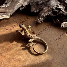 画像2: 英国ヴィンテージ光をまとう小さなトカゲのブローチ (2)