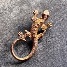 画像4: 英国ヴィンテージ光をまとう小さなトカゲのブローチ (4)