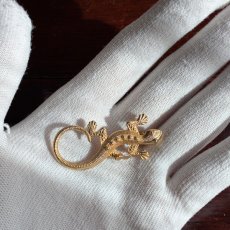 画像6: 英国ヴィンテージ光をまとう小さなトカゲのブローチ (6)