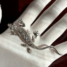 画像7: 英国ヴィンテージブローチ　きらめくクリスタルと緑の瞳のトカゲブローチ (7)