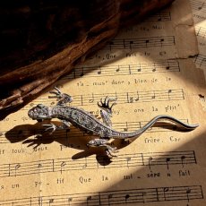 画像2: 英国ヴィンテージブローチ　きらめくクリスタルと緑の瞳のトカゲブローチ (2)