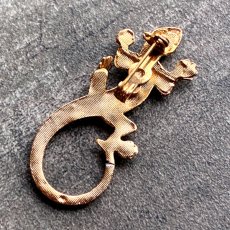 画像5: 英国ヴィンテージ光をまとう小さなトカゲのブローチ (5)