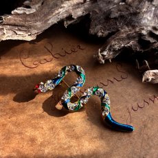 画像2: 英国ヴィンテージ　蒼緑の煌めきを纏うヘビブローチ (2)