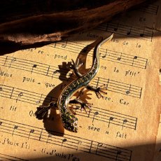 画像3: 英国ヴィンテージ 光を走る翡翠色のトカゲブローチ (3)