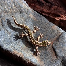 画像1: 英国ヴィンテージ 光を走る翡翠色のトカゲブローチ (1)