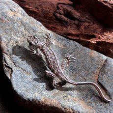 画像1: 英国ヴィンテージブローチ　きらめくクリスタルと緑の瞳のトカゲブローチ (1)