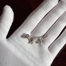 画像7: 英国 ヴィンテージ ダックスフント犬 マーカサイトブローチ静かに寄り添う、小さな守り犬 (7)