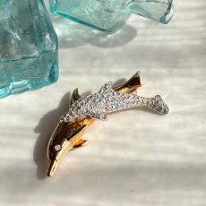 画像1: 英国ヴィンテージ＊寄り添う2匹のイルカが運ぶ光と幸運のブローチ (1)