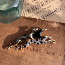 画像1: 英国 ヴィンテージ ブローチ幸運を連れて走る ヴィンテージ三匹犬ブローチ (1)