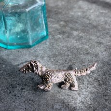 画像2: 英国 ヴィンテージ ダックスフント犬 マーカサイトブローチ静かに寄り添う、小さな守り犬 (2)