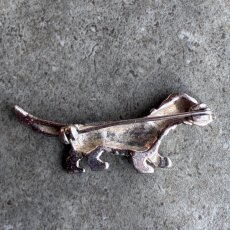 画像6: 英国 ヴィンテージ ダックスフント犬 マーカサイトブローチ静かに寄り添う、小さな守り犬 (6)