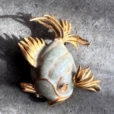 画像6: 英国ヴィンテージ　静かな光をまとうエナメルフィッシュブローチ (6)