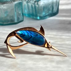 画像2: 英国ヴィンテージ　アバロンが揺らめくかじき魚の幸運ブローチ (2)