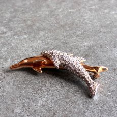 画像6: 英国ヴィンテージ＊寄り添う2匹のイルカが運ぶ光と幸運のブローチ (6)