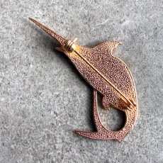 画像7: 英国ヴィンテージ　アバロンが揺らめくかじき魚の幸運ブローチ (7)