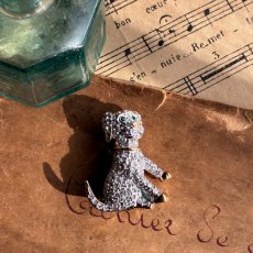 画像1: 英国ヴィンテージ・たれ耳ドッグブローチ クリスタルが咲く、幸せを連れてくる小さな友だち (1)