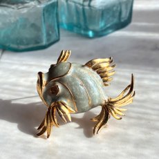 画像2: 英国ヴィンテージ　静かな光をまとうエナメルフィッシュブローチ (2)