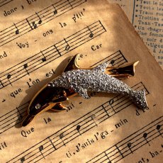 画像4: 英国ヴィンテージ＊寄り添う2匹のイルカが運ぶ光と幸運のブローチ (4)