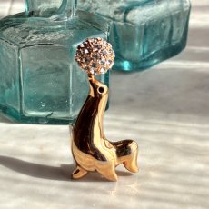 画像1: 英国ヴィンテージ｜幸運を運ぶあざらしのクリスタルブローチ (1)