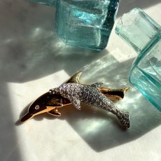 画像3: 英国ヴィンテージ＊寄り添う2匹のイルカが運ぶ光と幸運のブローチ (3)