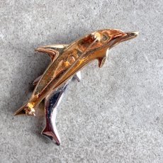 画像7: 英国ヴィンテージ＊寄り添う2匹のイルカが運ぶ光と幸運のブローチ (7)