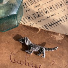 画像1: 英国 ヴィンテージ ダックスフント犬 マーカサイトブローチ静かに寄り添う、小さな守り犬 (1)