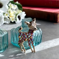 画像3: 英国ヴィンテージ｜愛らしさと幸運をまとう仔鹿ブローチ｜ピンクオーロラの煌めき (3)