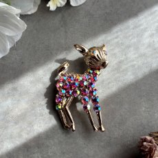 画像1: 英国ヴィンテージ｜愛らしさと幸運をまとう仔鹿ブローチ｜ピンクオーロラの煌めき (1)