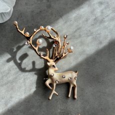 画像1: 英国ヴィンテージ優雅な輝きをまとう鹿ブローチ｜パールホワイト×クリスタル (1)