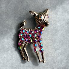 画像4: 英国ヴィンテージ｜愛らしさと幸運をまとう仔鹿ブローチ｜ピンクオーロラの煌めき (4)