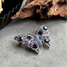 画像2: 英国ヴィンテージブローチ｜透かし羽の蝶　ロイヤルブルーに揺れる幸運の光 (2)