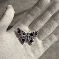 画像9: 英国ヴィンテージブローチ｜透かし羽の蝶　ロイヤルブルーに揺れる幸運の光 (9)