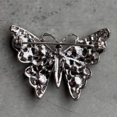 画像5: 英国ヴィンテージブローチ｜透かし羽の蝶　ロイヤルブルーに揺れる幸運の光 (5)