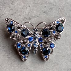 画像3: 英国ヴィンテージブローチ｜透かし羽の蝶　ロイヤルブルーに揺れる幸運の光 (3)