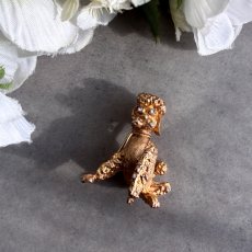 画像1: 英国ヴィンテージ　陽だまりに佇むゴールドプードルのブローチ (1)