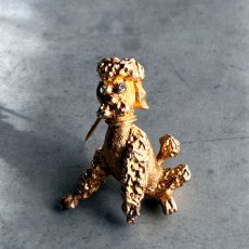 画像3: 英国ヴィンテージ　陽だまりに佇むゴールドプードルのブローチ (3)