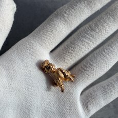 画像5: 英国ヴィンテージ　陽だまりに佇むゴールドプードルのブローチ (5)